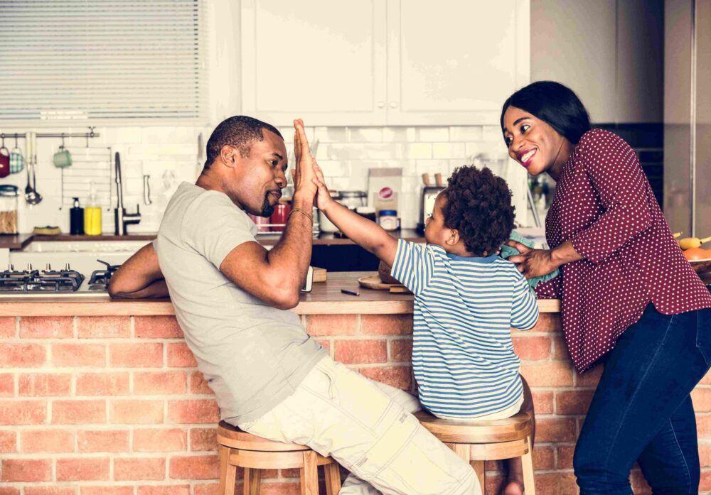 black family spending time together PQH7EDY compressed scaled 1 &mdash; Astuce rituels, enfant, famille, éducation, routine