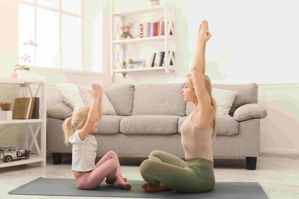 mother and little daughter doing yoga together KX5DT4U compressed scaled 1 &mdash; Astuce enfant, question, Jeux, retour au calme